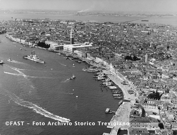 Venezia, ripresa aerea del Bacino San Marco e di Riva degli Schiavoni